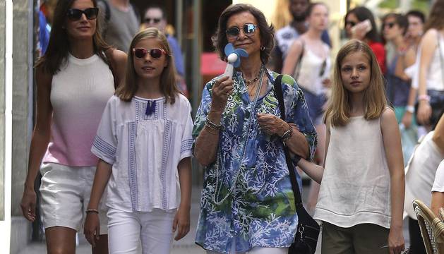 Doña Sofía, doña Letizia y las infantas, de paseo en Palma