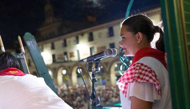 La jotera María Herrera, bajo la mirada de cientos de tudelanos en el 'Pobre de mí'.