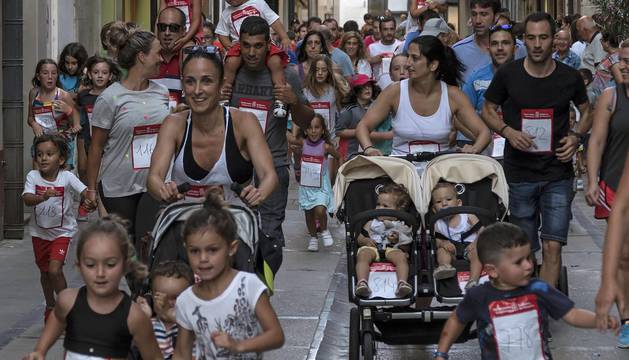 Cerca de 900 participantes se lanzaron a correr en la tradicional prueba organizada por Diario de Navarra, previa a las fiestas de la localidad.