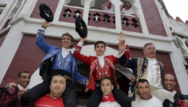 Pablo Hermoso de Mendoza, su hijo Guillermo y el portugués Joao Moura son sacados a hombros del coso estellés el año pasado.