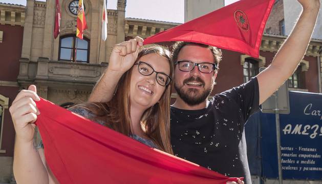 Verónica Sanz Irisarri e Isaac Irimia Roa y, a sus espaldas, el balcón consistorial desde el que hoy lanzarán el cohete que abrirá las fiestas patronales de Estella.