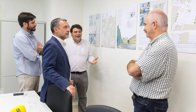 Curro Blasco, al fondo, explica el proyecto a Eneko Larrarte, Miguel Laparra y José Mª Ayerdi.