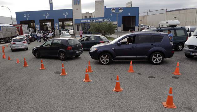 Imagen de la fila de coches que aguardan para ser revisados. Muchos conductores optan por bajarse del vehículo y estirar las piernas para hacer más llevadera la espera.