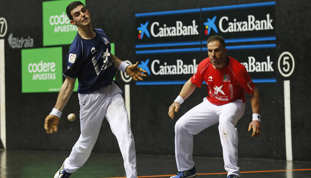 Aimar Olaizola golpea a una pelota en la final manomanista en mayo, en el frontón Bizkaia de Bilbao.