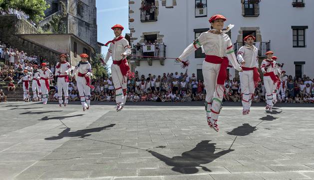 Bera honró a su patrón, San Esteban, con una misa y varios bailes que corrieron a cargo de los dantzaris del grupo Gure Txokoa.