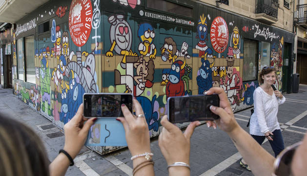 Los turistas seguían fotografiando este viernes el reloj apagado de la tienda de Kukuxumusu en la calle Estafeta