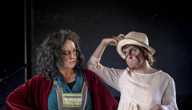 Son madre e hija, de Etxauri, de 58 y 20 años. Les separan más de tres décadas de experiencia, pero les une entender el teatro como su manera de vivir. “Es para lo que existo”, dice Asun. “Es mi sitio”, añade Ane.