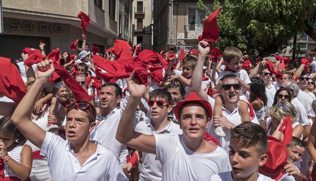 La pañuelada finalizó en el Ayuntamiento, donde los mozos alzaron los pañuelos rojos ante el ondeo de la bandera de Estella por parte de las autoridades.