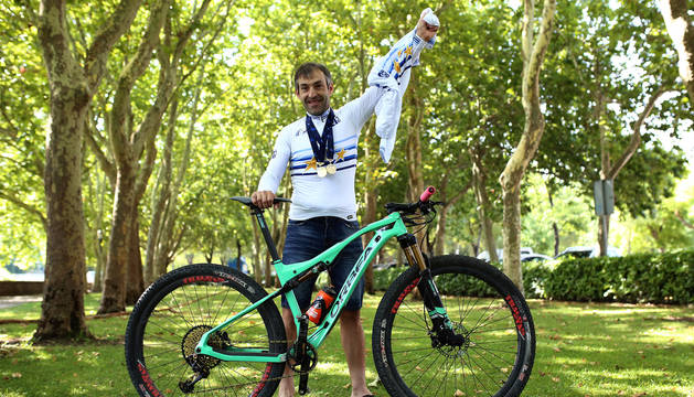 Patxi Cía, con los dos maillots de campeón de Europa ayer por la mañana en la Taconera.