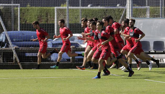 Los jugadores de Osasuna realizan carrera en Tajonar durante uno de los entrenamientos de esta pretemporada.
