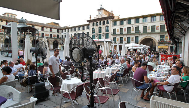 Los veladores de la plaza de los Fueros de Tudela, con ventiladores llenos de clientes.