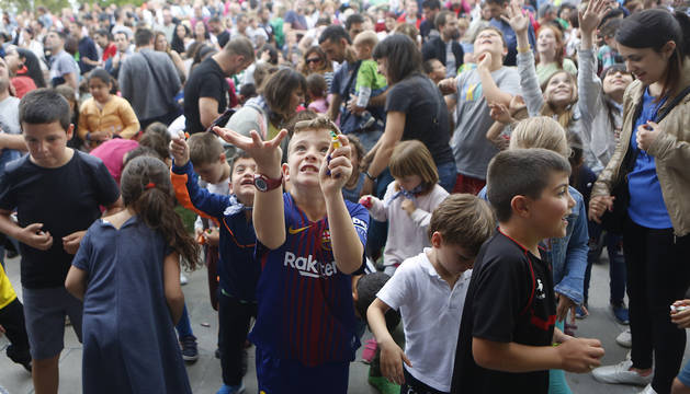 Varios niños recogen los caramelos lanzados el pasado mes de junio en el cohete de Sarriguren.