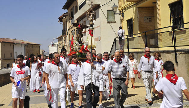 La efigie de San Miguel arcangel junto a la imagen neoclásica de San Miguel a la entrada de la iglesia tras la procesión.