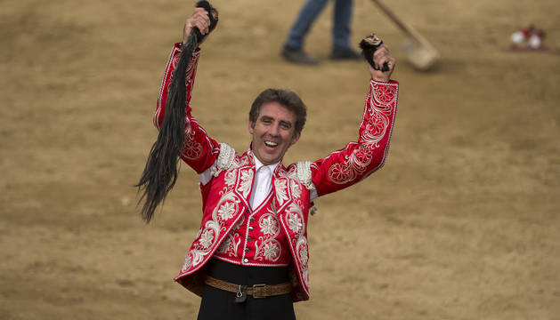 Pablo Hermoso de Mendoza con las dos orejas y el rabo que se llevó tras su faena en Estella