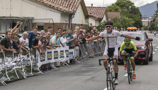 El ciclista de Iturmendi, Josu Etxeberria, supera a Jonathan Chaves al esprint en la meta de Mutilva en la primera etapa de la Vuelta.