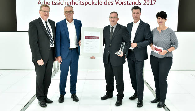 En el centro, Juan Martín Hernández Esparza, responsable de Seguridad Laboral de Volkswagen Navarra, recibe de manos del Dr. Andreas Tostmann, miembro del Comité Ejecutivo de la marca Volkswagen responsable de Producción y Logística, el galardón del segundo puesto. Junto a ellos, de izquierda a derecha, Jupp Baumert, jefe de Producción de la fábrica de Volkswagen en Hannover; Thomas Schmall, miembro del Comité Ejecutivo de la marca Volkswagen responsable de Componentes; e Ina Mann, responsable de Seguridad Laboral del Grupo Volkswagen.