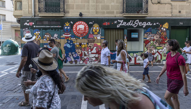 El reloj de la cuenta atrás para San Fermín, en la calle Estafeta, lleva apagado desde el 14 de julio.