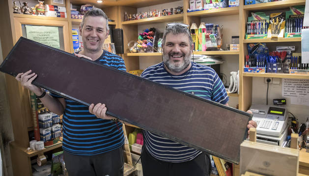 Fermín y Carmelo Butini, este miércoles por la tarde, con el reloj, en su librería de la calle Estafeta de Pamplona.
