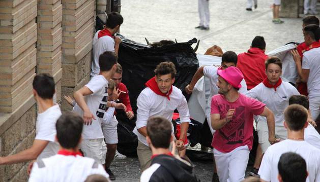 Los mozos han colocado una lona de plástico en la cuesta Entrañas en el quinto encierro de Estella.