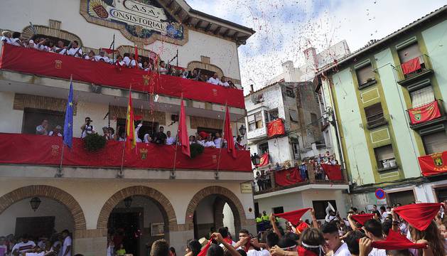 Imágenes de las fiestas de Funes del lanzamiento del cohete y homenajes del ayuntamiento