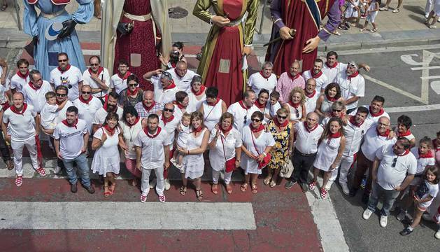 Los representantes municipales que acudieron al Día de la Merindad posaron en la puerta del consistorio a la llegada de la comparsa.