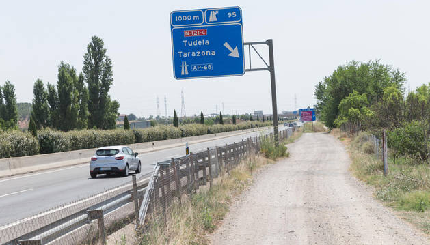 Imagen del camino agrícola, objeto de la futura reforma, que discurre paralelo a la Autovía del Ebro (A-68) en su tramo de Tudela.