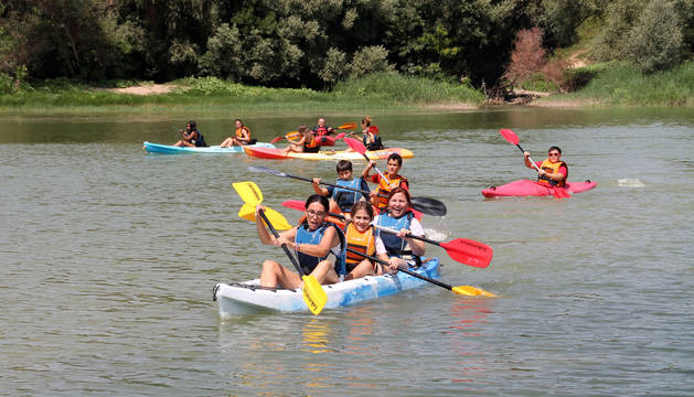 Varios vecinos en uno de los paseos que realizaron a lo largo de la mañana por el río Ebro.