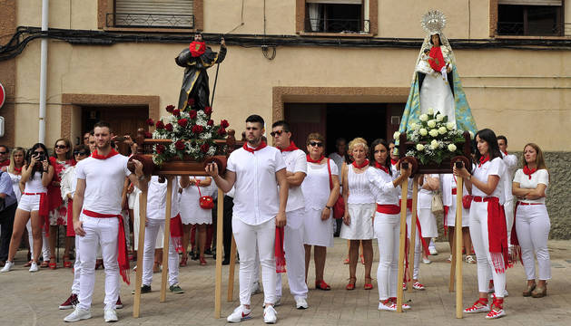 Los encargados de portar a los patronos fueron los jóvenes que cumplen 25 años de quintos.
