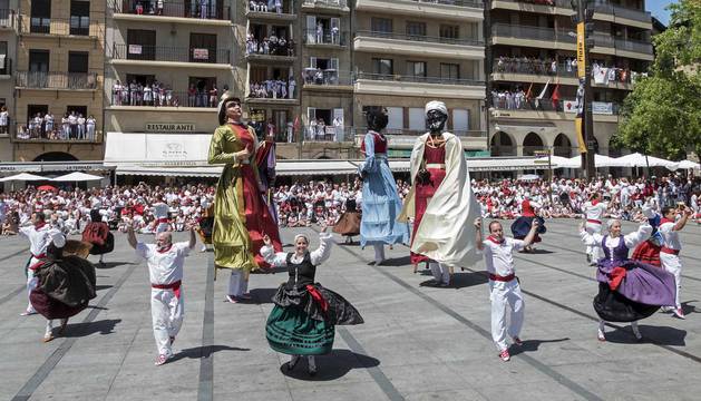 Estella finaliza sus fiestas patronales con el Día de la Abadejada, con los actos tradicionales de este día: la despedida de los gigantes y el XLVIII concurso de ajoarriero. Además, el grupo musical canario Efecto Pasillo protagonizó la 'fiesta joven' de la noche del miércoles.