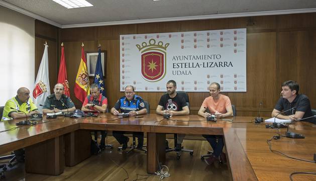 Desde la izquierda, Ángel García, jefe del destacamento de Tráfico de la Guardia Civil en Estella; el teniente Lorenzo García, jefe de la compañía de la Guardia Civil en la ciudad; José Antonio Larrasoaña, jefe de la Policía Foral; Miguel Ángel Remírez, jefe de Policía Municipal; el alcalde Leoz; Regino Etxabe, concejal de Cultura y Festejos; y Alfredo Martínez de Carlos, responsable de Servicios, este viernes durante el balance de fiestas.