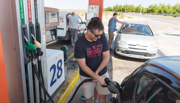 Varios conductores surten de carburante a sus vehículos en la estación de servicio Bardenas de Tudela.