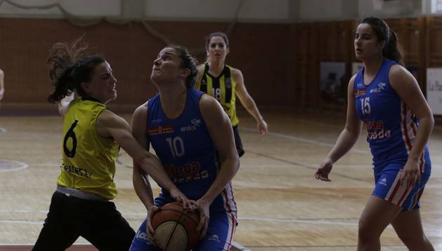 Las jugadoras Alazne Vicente (6) y Cecilia Liñeira (10) se suman al proyecto de LF2 del Ardoi.