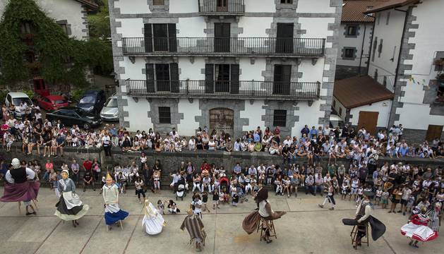 Gabriel Saralegui fue el encargado de prender la mecha que dio comienzo este viernes, 10 de agosto, a las fiestas de Leitza 2018.