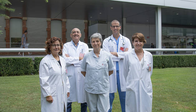 De izquierda a derecha :Isabel Rodrigo (directora del Servicio de Investigación,Innovación y Formación ), Fernando Olaz (director del Area del Corazón de Navarra), Lucía Lorenzo (enfermera del Area del Corazón), Guillermo Sanchez (cardiólogo) ,Maite Beúnza (coordinadora de Cardiología Extrahospitalaria).