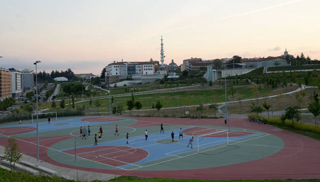 Vista general de las Pioneras. En primer plano, las pistas deportivas y, al fondo, la explanada circular y la zona del parque que limita con el final del Segundo Ensanche. La zona deportiva del parque suele permanecer desierta estos días hasta que el sol empieza a esconderse. Muchos aprovechan entonces para organizar partidos.