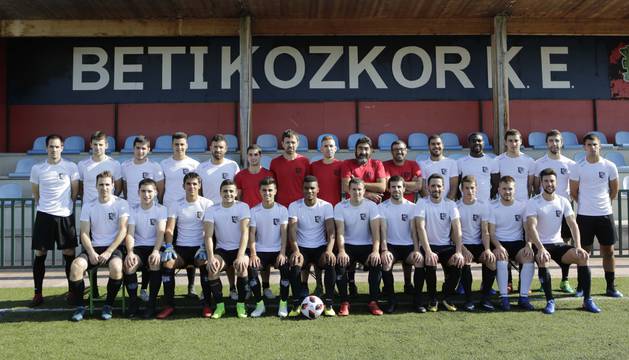 Jugadores y cuerpo técnico del Beti Kozkor, ayer en la presentación que tuvo lugar en Lekunberri.