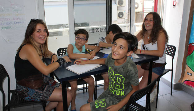 Las clases de inglés son diarias para los niños y también para sus padres. En la imagen, a la izquierda, Ana Berruezo, y a la derecha, Eider Escudero.