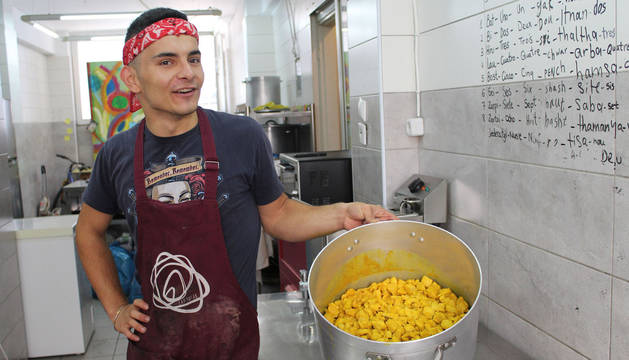 Aram Aziz, iraquí, cocina para los voluntarios en el Victoria Social Center. Durante nueve meses trabajó con Zaporeak.