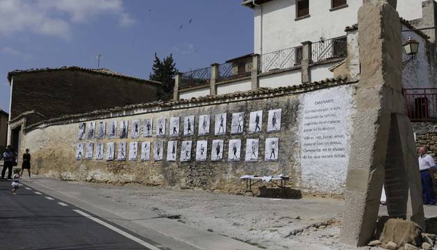 Una estatua en piedra de cinco metros de altura recibe desde este domingo al visitante y contempla a sus vecinos. Obra del artista Félix Zaratiegui para el programa Landarte, es parte además del proyecto Paseo Megalítico alrededor del pueblo