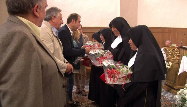 Las Hermanitas de los Ancianos Desamparados reciben varios obsequios durante el acto de despedida.
