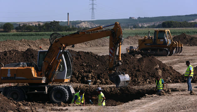 Operarios, trabajando este mes en las obras de construcción de la plataforma TAV, en el término de Peralta.