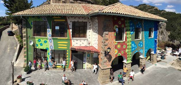 Mural del hostal de Petilla en honor a Ramón y Cajal pintado por sus vecinos y el grafitero Jabier Landa