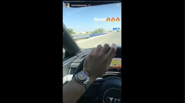 Nueva infracción de Benzema al volante: se graba con el móvil mientras conduce