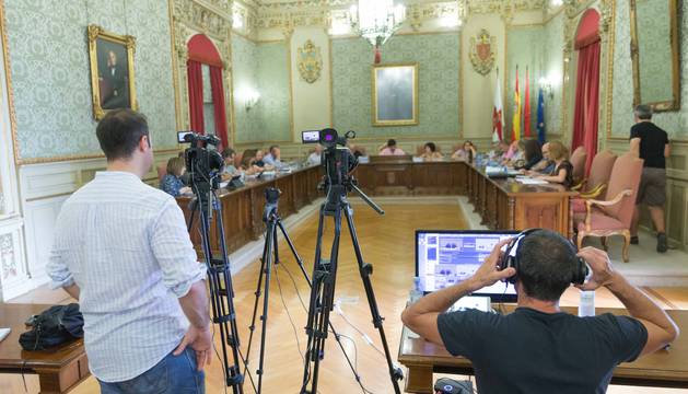 Dos cámaras graban una de las últimas sesiones de pleno del Ayuntamiento de Tudela.