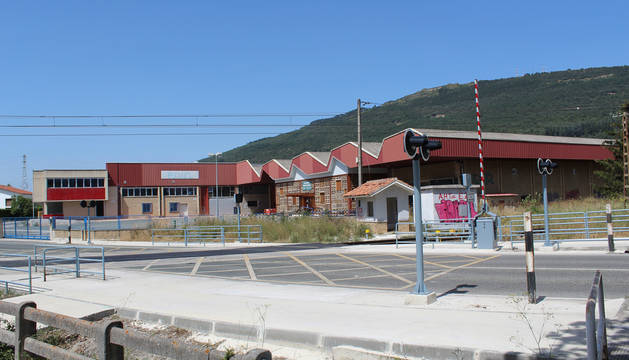 En la imagen la nave a la que se traslada Traperos de Eamús, en Berriozar, junto al paso a nivel del ferrocarril.