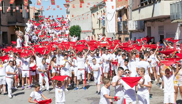Decenas de cabanilleros disfrutaron del cohete, en el que el Ayuntamiento dio 108 botellas de cava