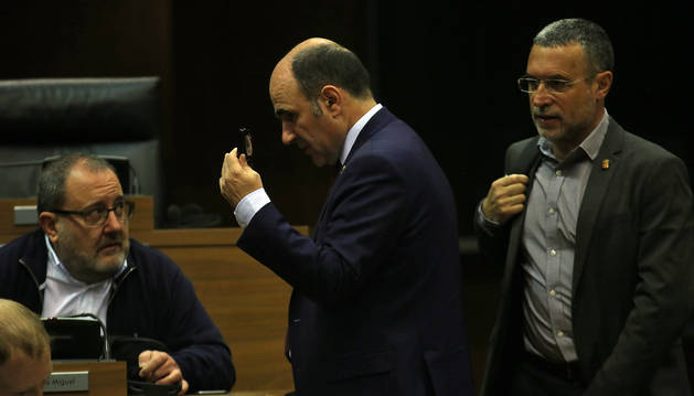José Miguel Nuin (Izquierda-Ezkerra) mira a Manu Ayerdi, vicepresidente de Desarrollo Económico, en el salón de plenos del Parlamento.