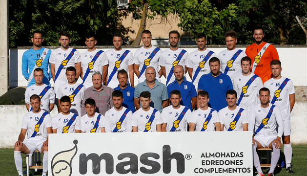 La plantilla del Cantolagua junto con el cuerpo técnico en la presentación de ayer en Sangüesa. Cuatro son los nuevos fichajes de esta temporada.