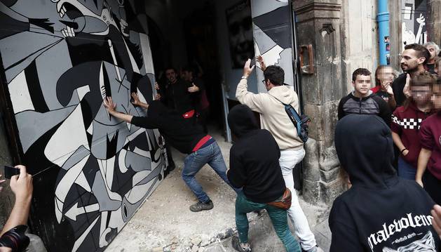 'Kalejira' en protesta por el el desalojo del gaztetxe 'Maravillas' y reokupación del edificio