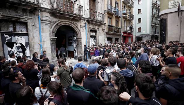 El movimiento okupa desalojado este viernes del Palacio de Marqués de Rozalejo en Pamplona ha celebrado una asamblea en la plaza del Castillo a la que han acudido varios cientos de personas y tras la que ha comenzado una 'kalejira' que ha sido frenada en diferentes puntos por la Policía Nacional